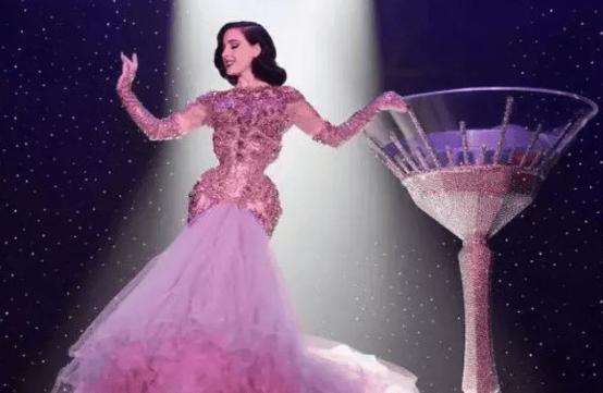 涓栫晫绗竴鑸炲绌跨传鑹茬殑瑁欏瓙,涓栫晫绗竴鑸炲鎯婅壋琛ㄦ紨