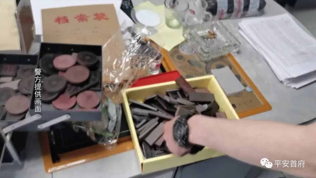 “家族式”制贩*证假**假章伪造的国家机关及企业事业单位印章三百余枚一家人全被抓