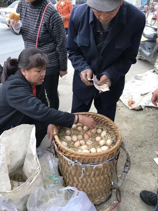 我被单位辞退后，在路边免费给路人送鸡蛋，一个月能挣40000块钱