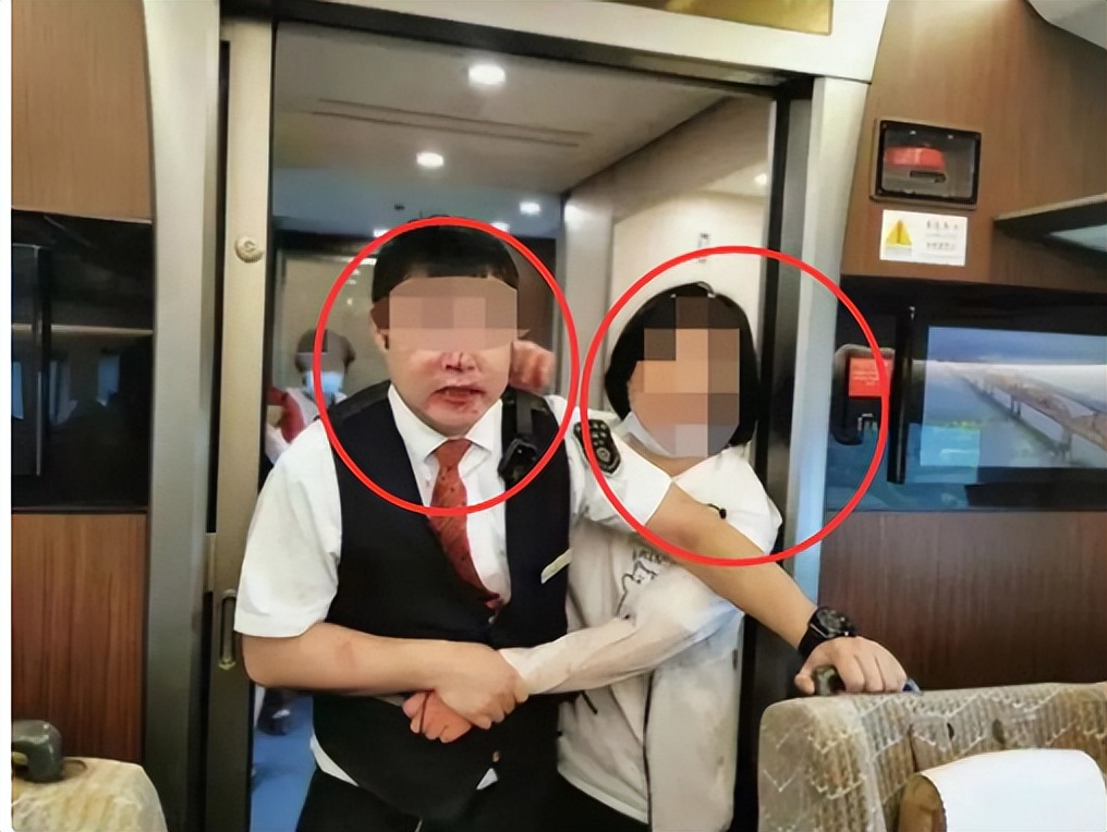 2021年女子“一丝不挂”大闹高铁，当众表演全裸劈叉，惊呆乘客