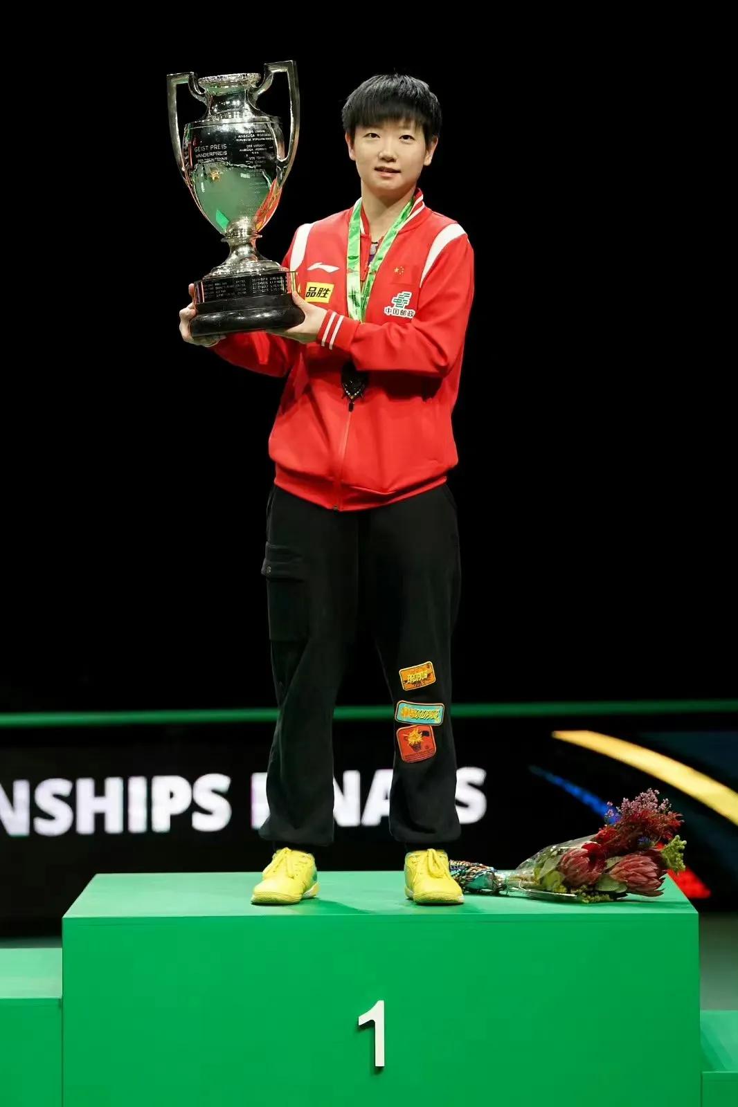 恭喜孙颖莎成功捧起冠军奖杯视频,孙颖莎登顶女单世界第一新闻