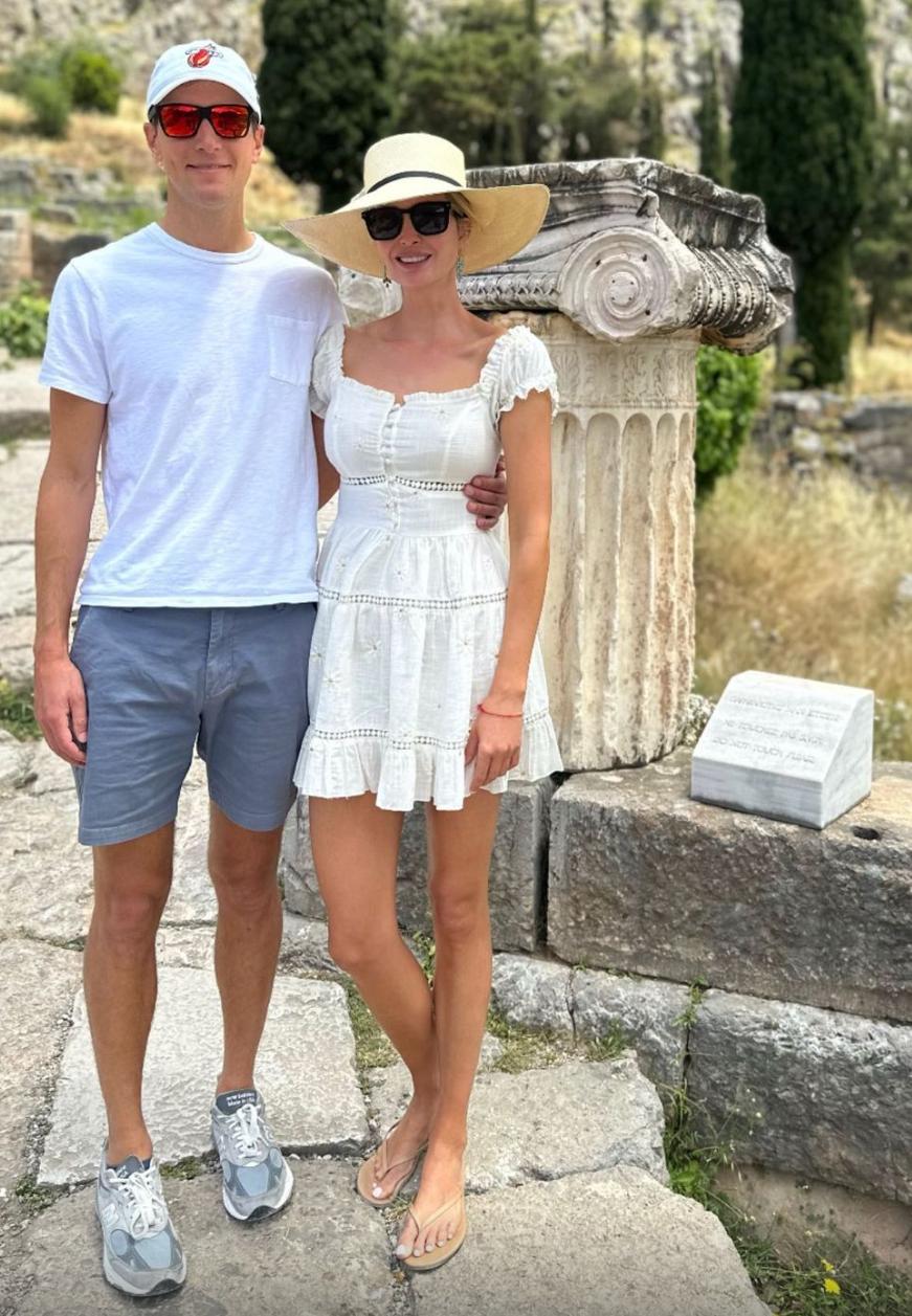 39岁伊万卡素颜出镜给美国人打气,40岁伊万卡惊艳捷克城堡