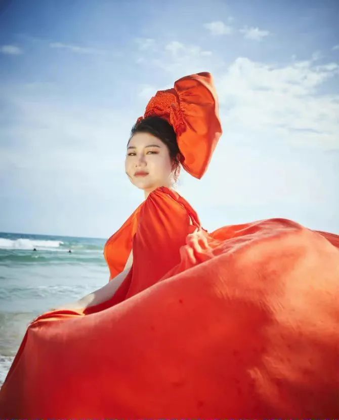 因为肩塌而红毯翻车的女明星,各个女星的红毯穿衣事故