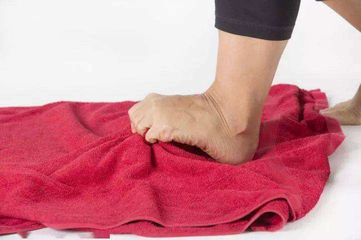 拇外翻手术后脚还在肿是什么原因,脚骨折手术后三个月还肿正常吗