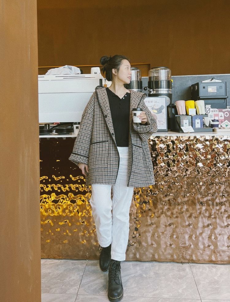 春季穿搭不用愁，千鸟格大衣高级穿搭，不会的照穿就好