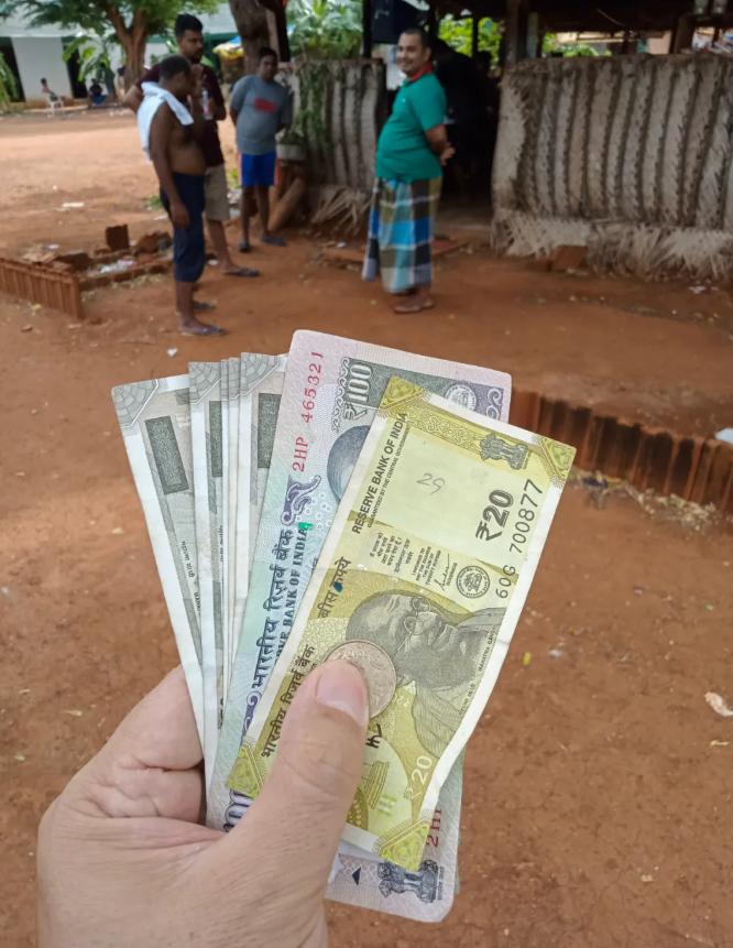 中国博主被困印度“小黑屋”，讲述三个月“魔幻生活”：老鼠比人多，每个月还发钱