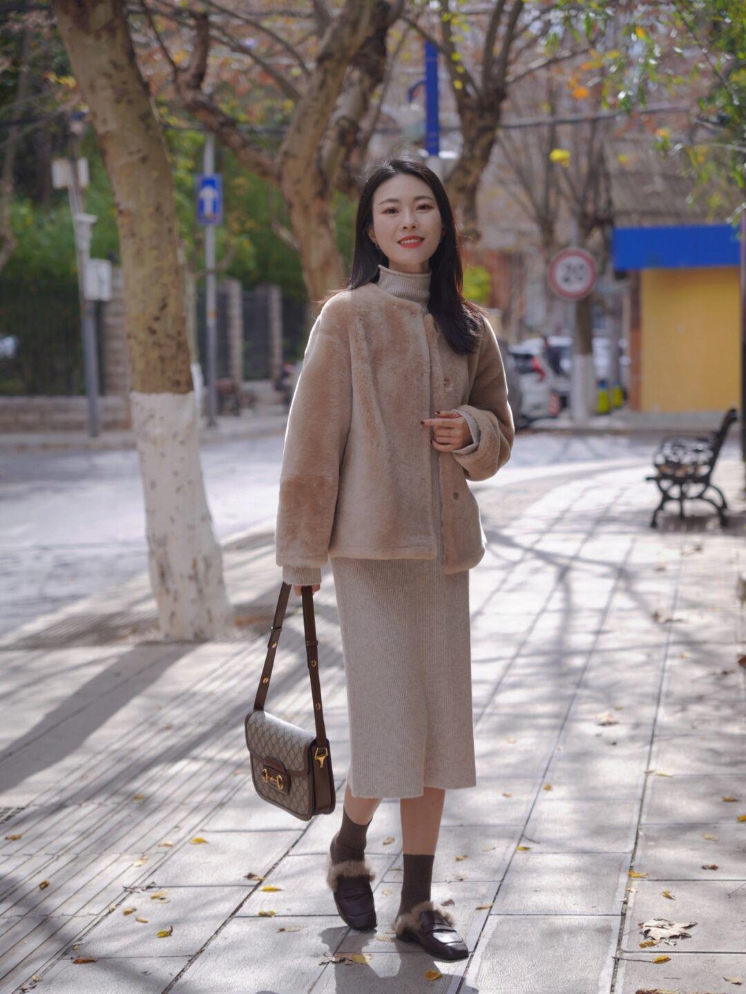 毛毛外套还流行吗,很流行的羊羔毛外套搭配