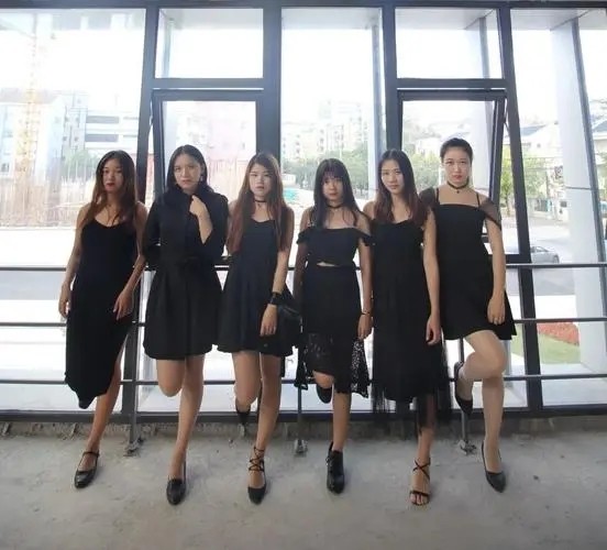 高校礼仪队操场走秀,学校操场走秀大学生