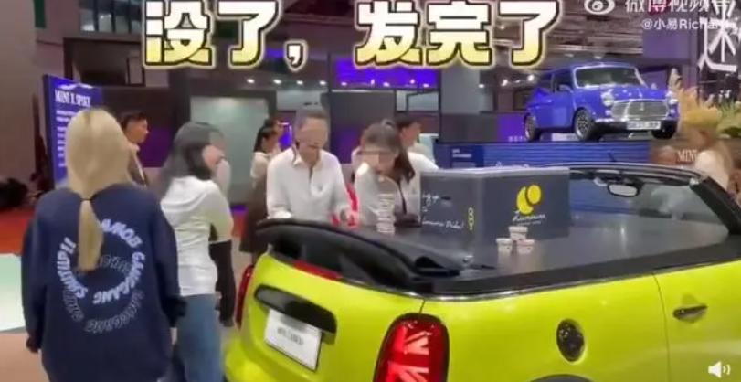 冰淇淋只给外国人?为啥还在崇洋媚外？