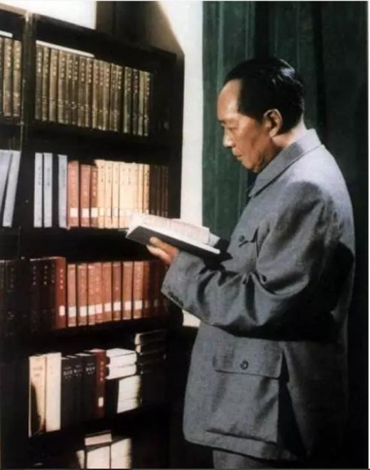 新中国成立前，*剑英叶**邀请中央入驻中南海，毛*东泽**拒绝：不做皇帝