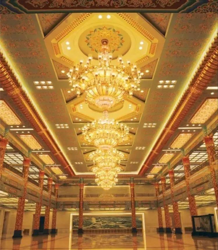 人民大会堂名字为何是后改的？它原先叫什么？毛主席亲自改名