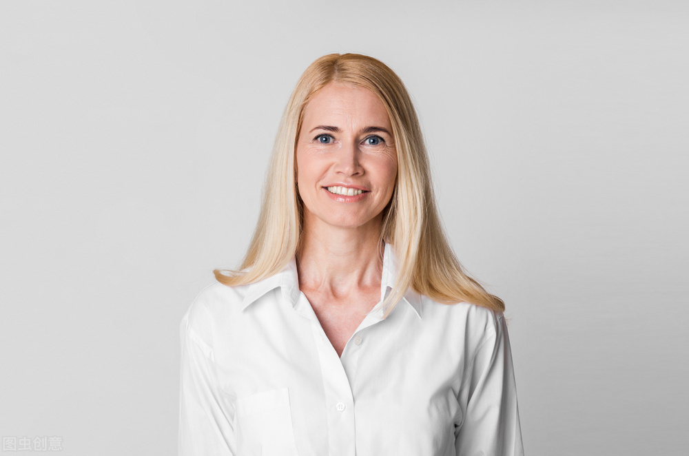 皮肤干燥起皮变黑且痒的日常技巧,皮肤干燥暗黄有斑点怎么护肤