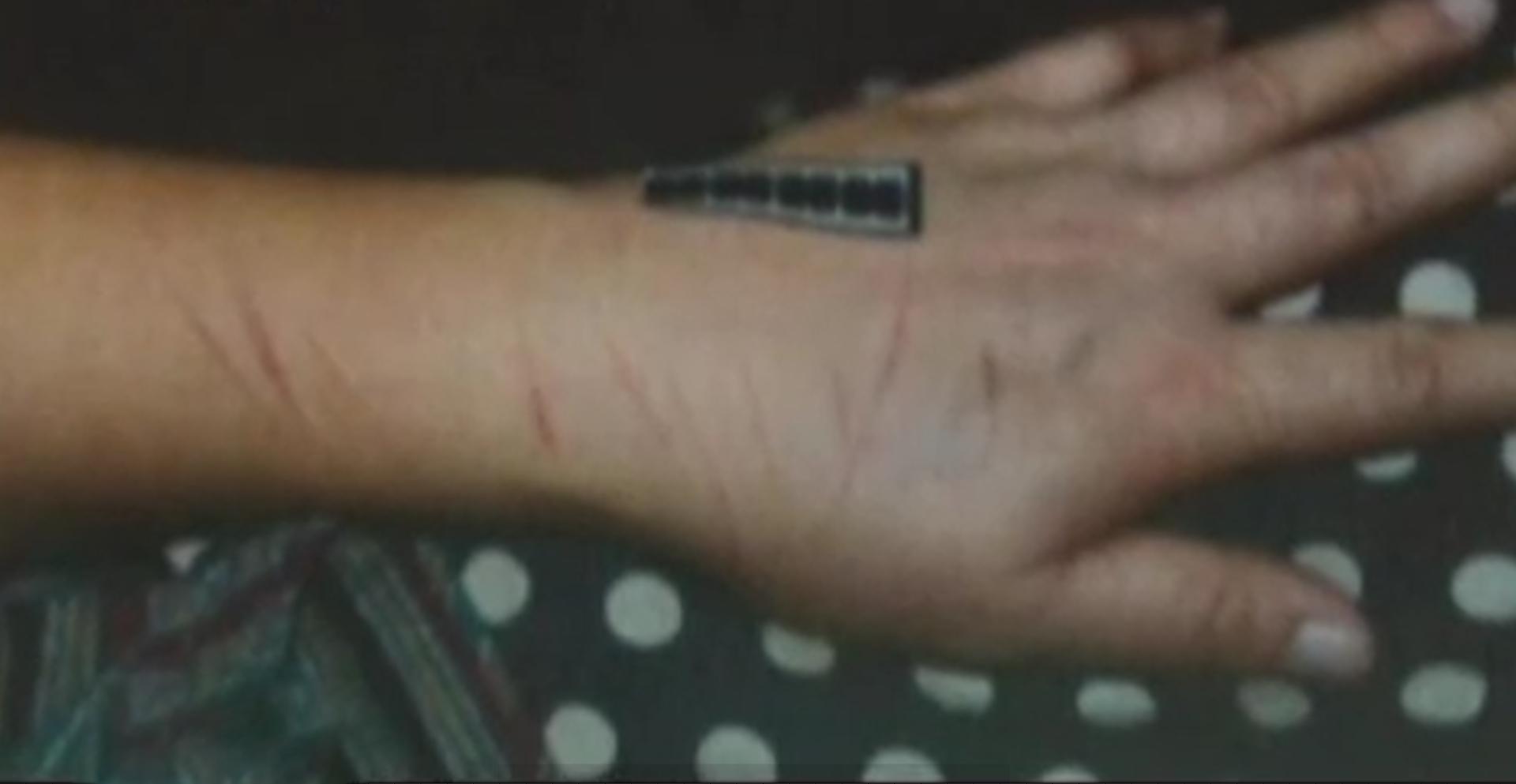 孩子被爸爸抽耳光差点掐死,叛逆女儿扇父亲耳光被母亲掐死