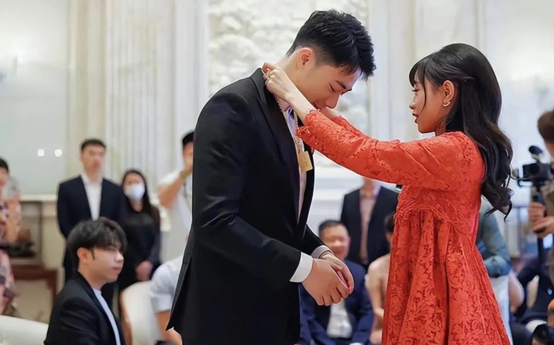 豪门联姻、「父承子业」背后，90后董事长们的进与退