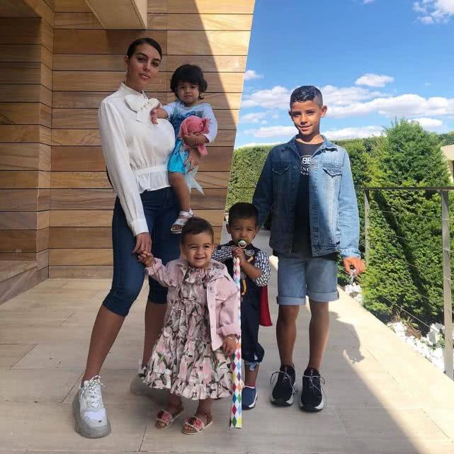 乔治娜晒c罗亲吻她脸颊照,乔治娜晒与c罗合照一生挚爱