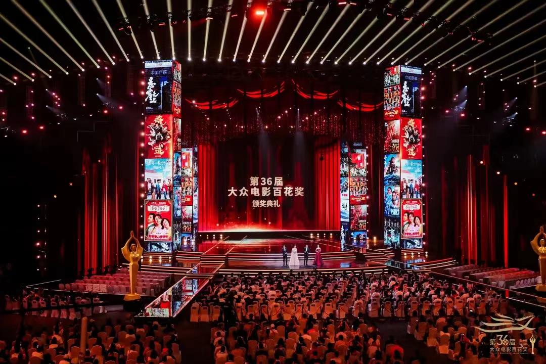 武汉体育中心体育馆人数,众多游客前来打卡