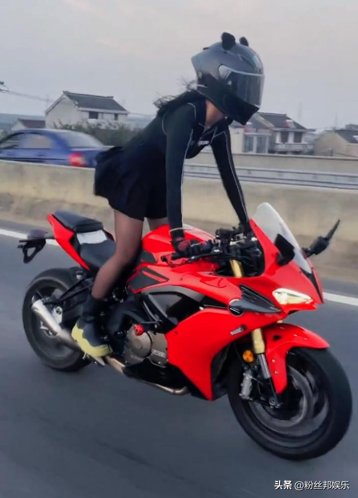 摩托车撞女网红,女网红骑摩托被撞