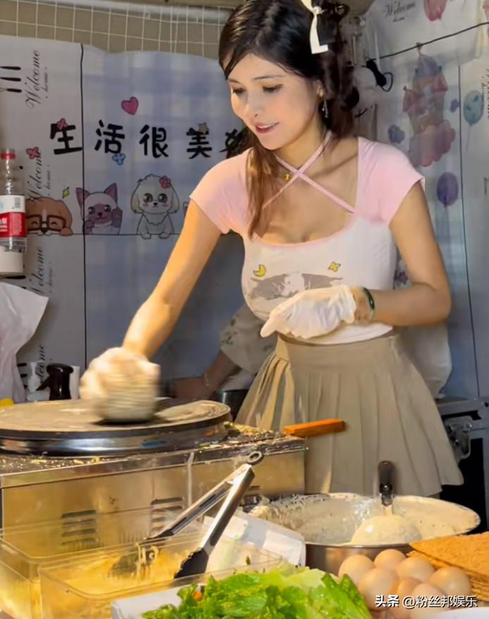 摆摊卖煎饼仍被质疑擦边，“狗头萝莉”回应女粉丝，建议报警举报