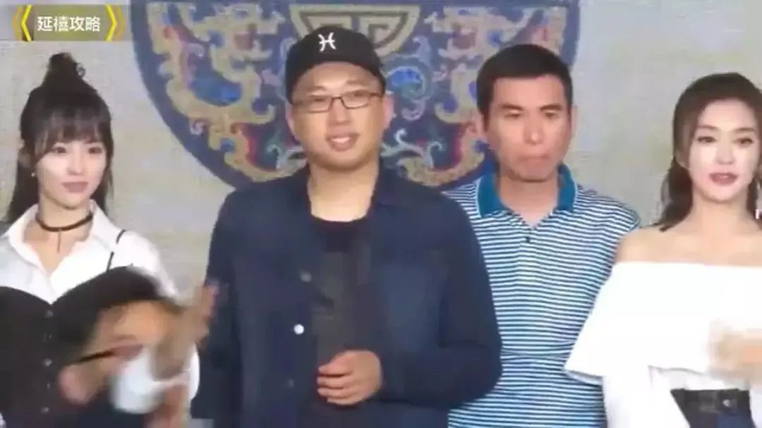 当街小便、踢路人、脚踩高铁桌子，这些明星的素质，一个比一个低