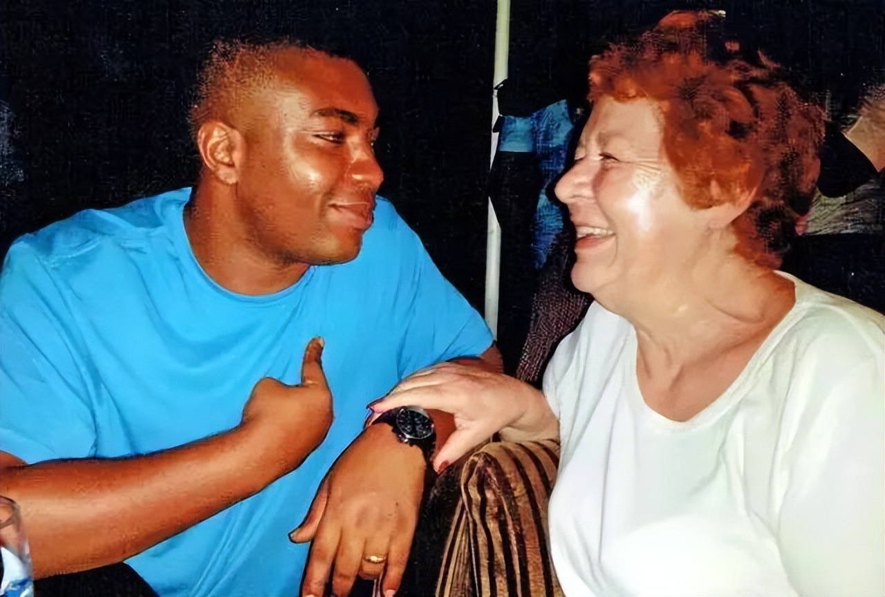 为了真爱，没见一面就私定终身，72岁英国老妇飞到非洲嫁27岁小伙