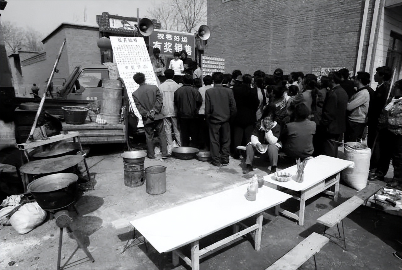 90年代全民抓奖狂潮：2块钱抽摩托车和桑塔纳，其实就是个*局骗**