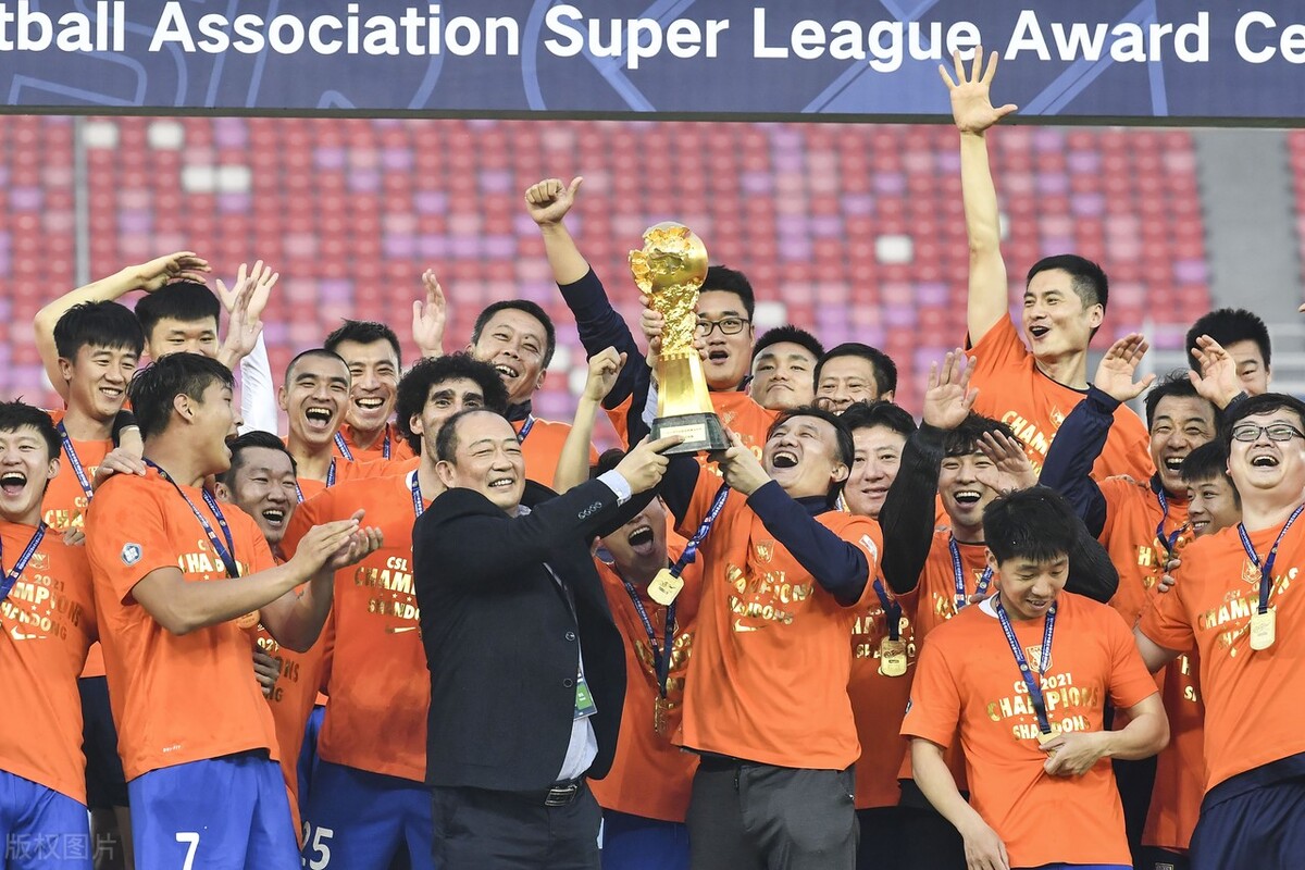 鲁能吉翔夺冠,山东泰山队球迷感人瞬间