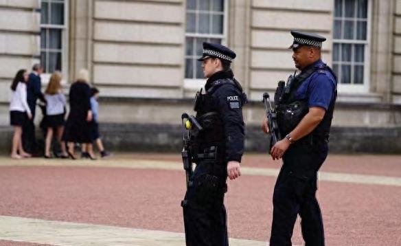 20年来，英国警方非法搜查15岁女孩*处私**，女性该如何保护自己呢？