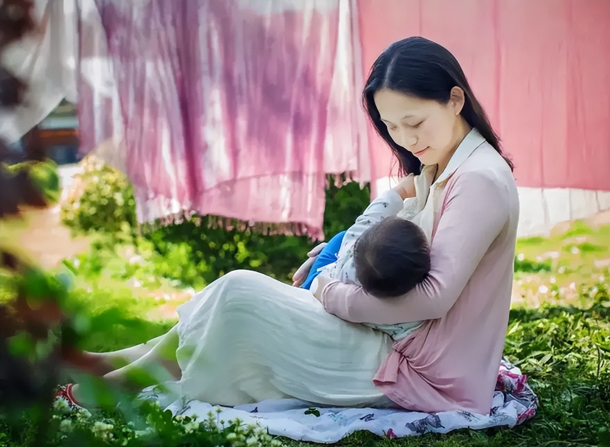 孩子总是吐奶，真正祸首有3个原因，学会了父母跟娃都不“受罪”