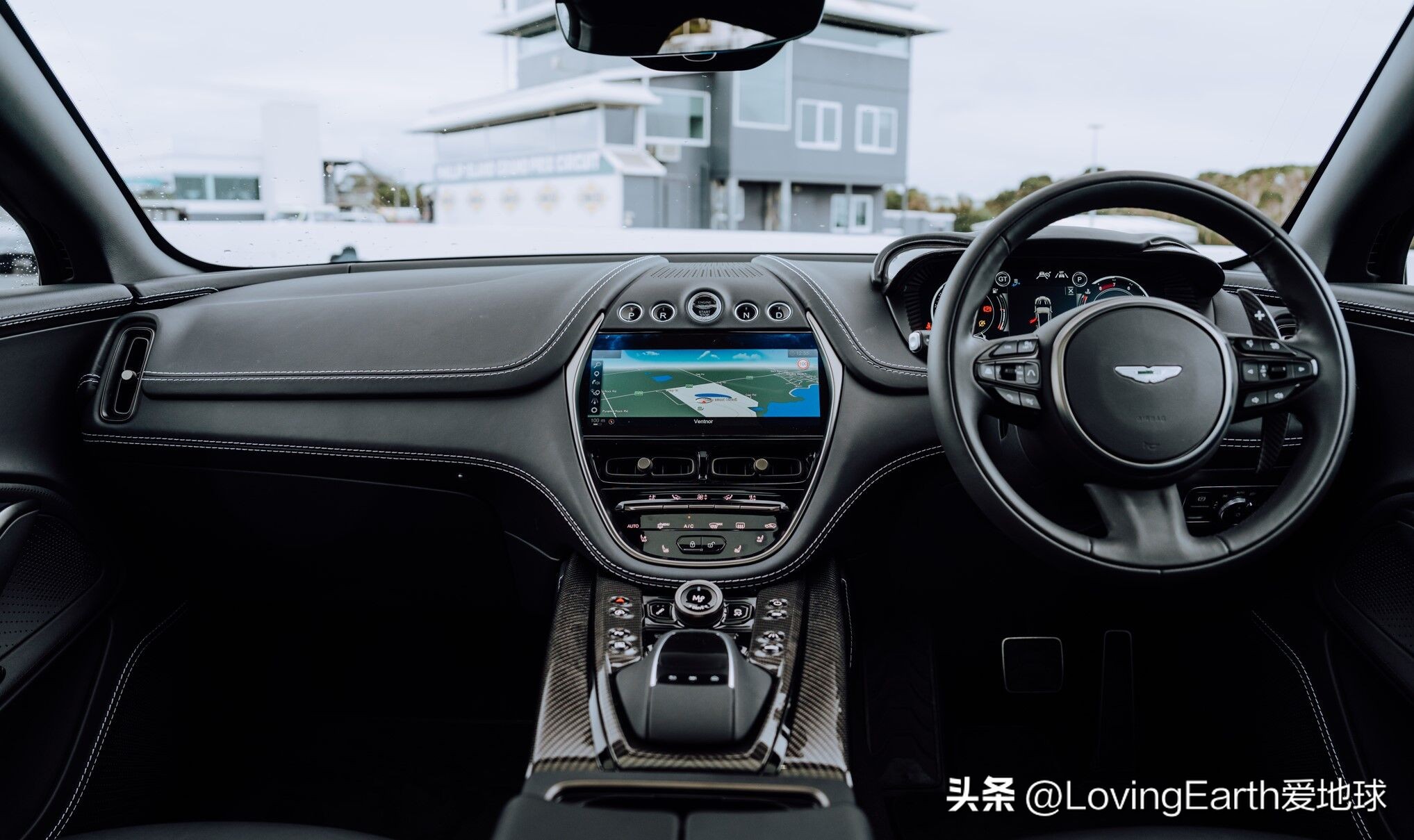 阿斯顿马丁dbx707与兰博基尼urus,阿斯顿马丁dbx707赛道测试