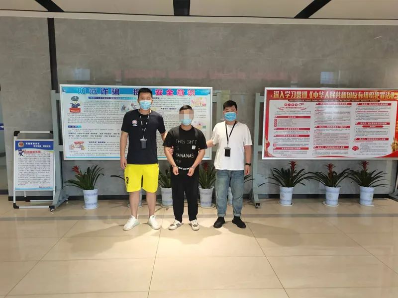 一男子在网店以低于市场40%的价格售卖手机，收取定金邮寄模型机进行诈骗，被高安民警识破并将其抓获