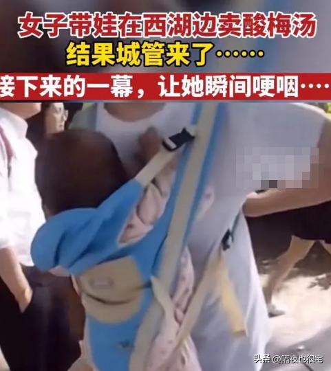 城管又玩火？摊贩沉默后突然爆发，满车货物遭路人哄抢，不要脸！