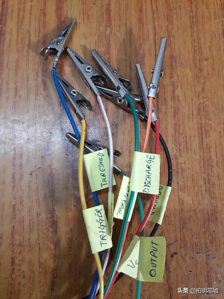 555芯片定时器工作原理,555定时器构成单稳态触发器