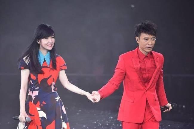 为还每月60万的房贷，54岁李克勤频上综艺，酒桌上被灌酒显疲态