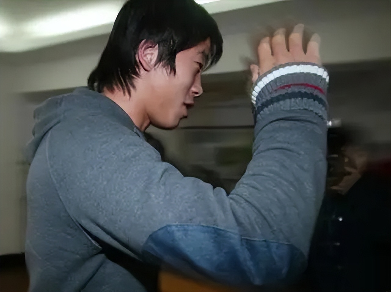 落魄的前大连国脚，与娇妻离异独自抚养女儿，为生计不惜当司机