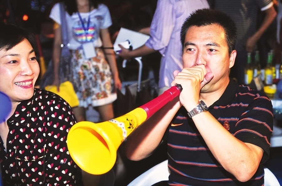 黄健翔主持人,央视主持人黄健翔现在在干嘛