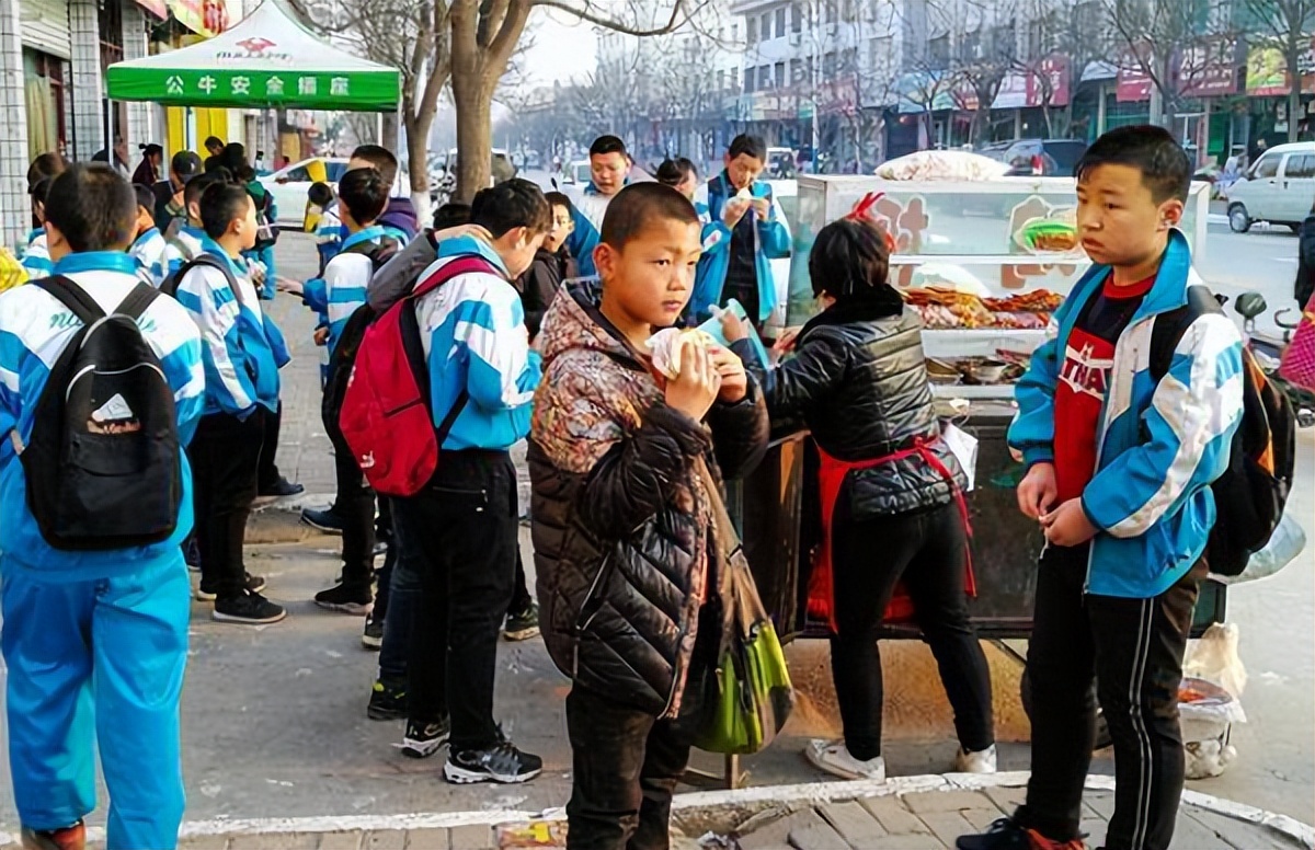 家长糊弄式早餐,小学生敷衍式早餐
