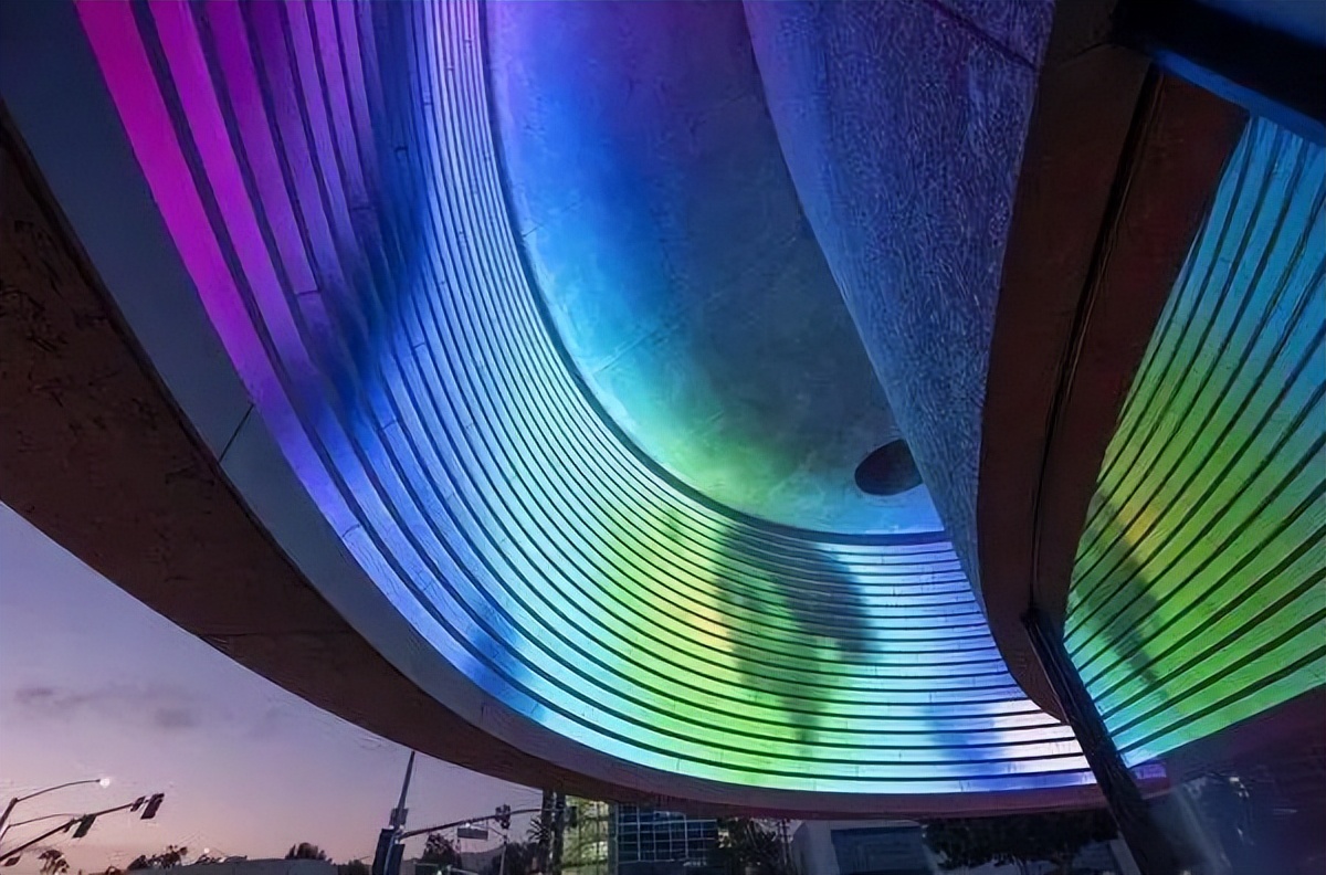 2023户外广告预算怎么投？投沉浸式地标大屏融合商业与艺术！