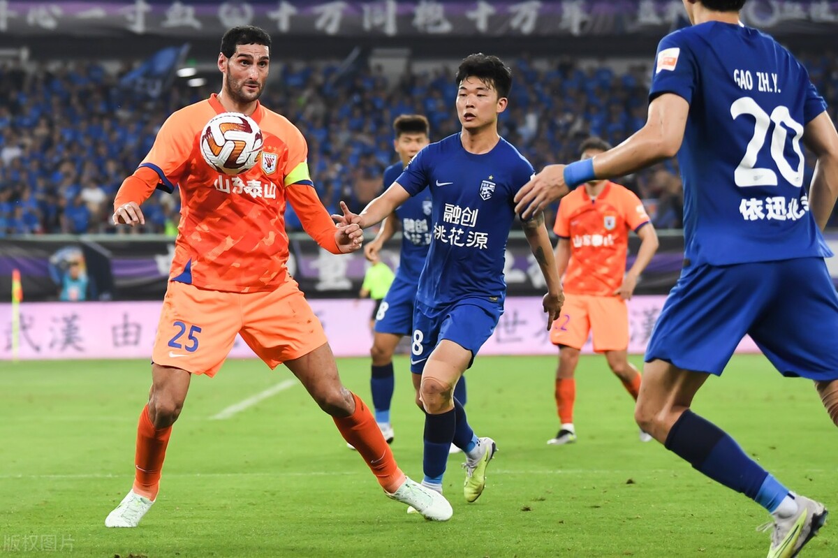 中超：武汉三镇1-1山东泰山，埃德米尔森破门克雷桑扳平。