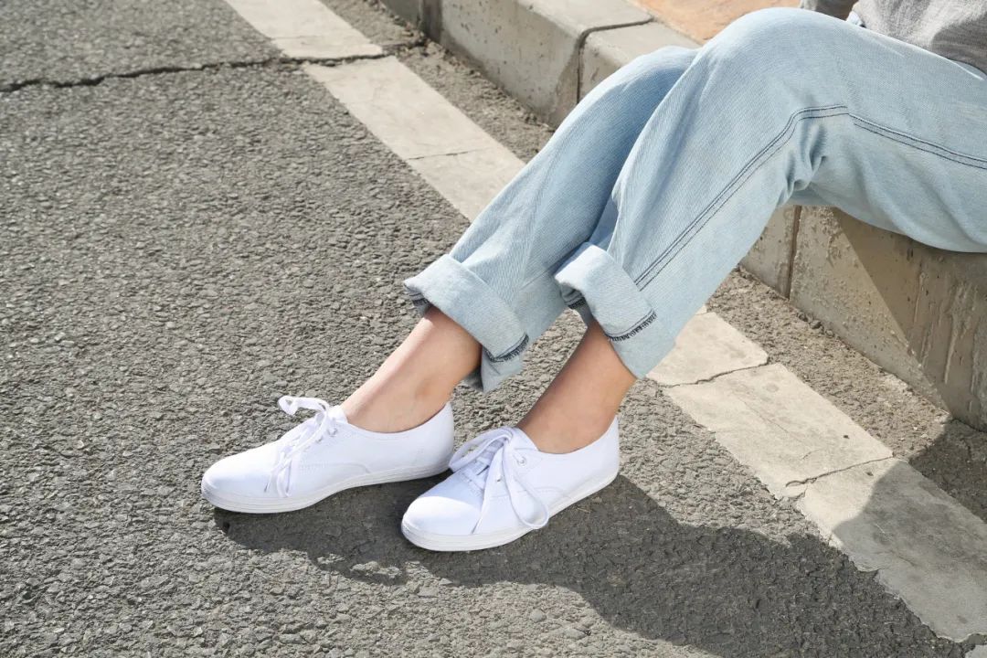 洗净的鞋子发黄怎么回事,鞋晾干后有黄印怎么办