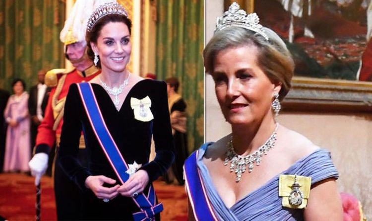 国宴显尊卑！卡米拉戴全套蓝宝石，凯特王妃用珍珠致敬女王和戴妃