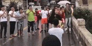 被石头划伤头有点晕,被石头磕到头流血