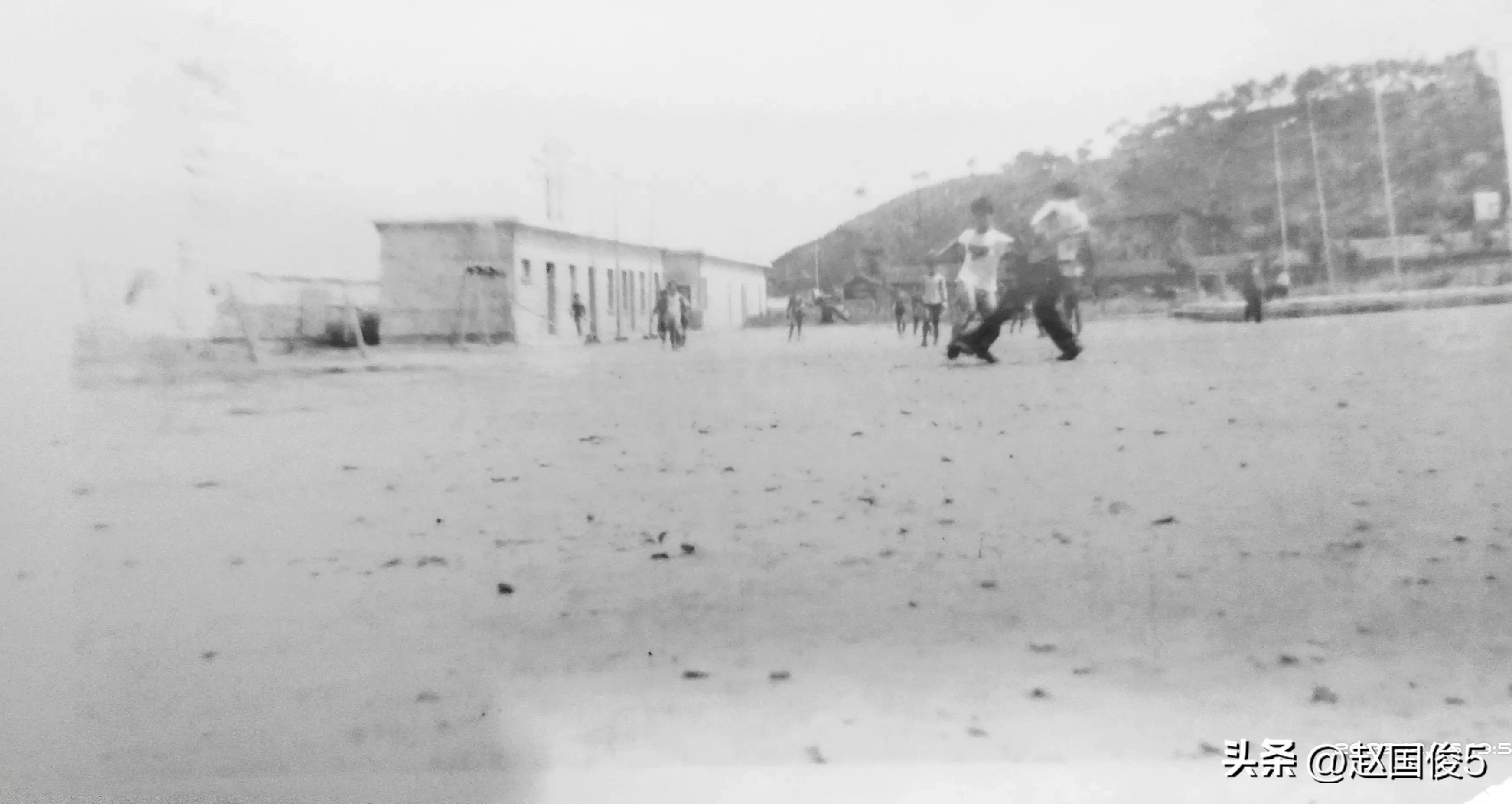 一个爱足球的男生,一个爱踢球的人