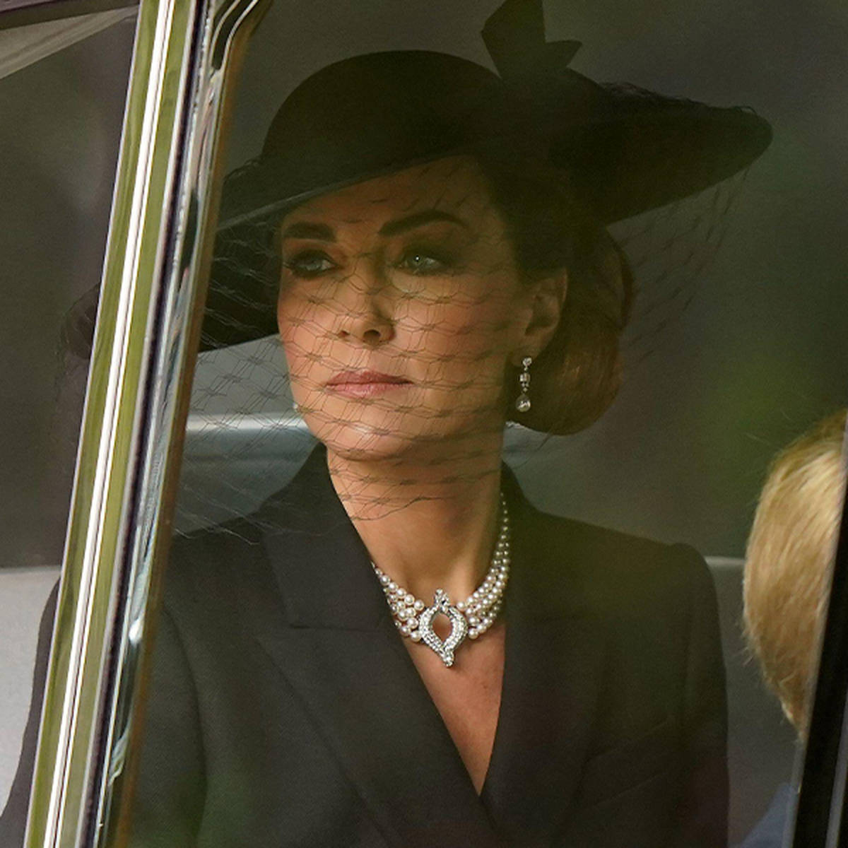 凯特王妃戴过的王室珠宝,英国凯特王妃戴金色树叶耳饰