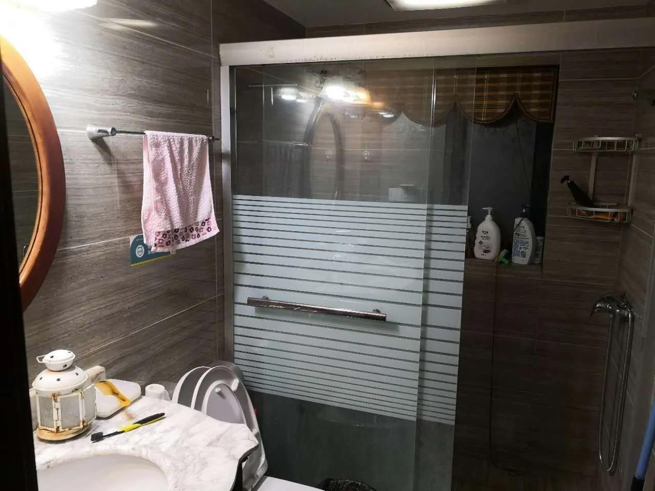 出租观音桥次卧800主卧1100无中介费，看房电话19112165949（V）