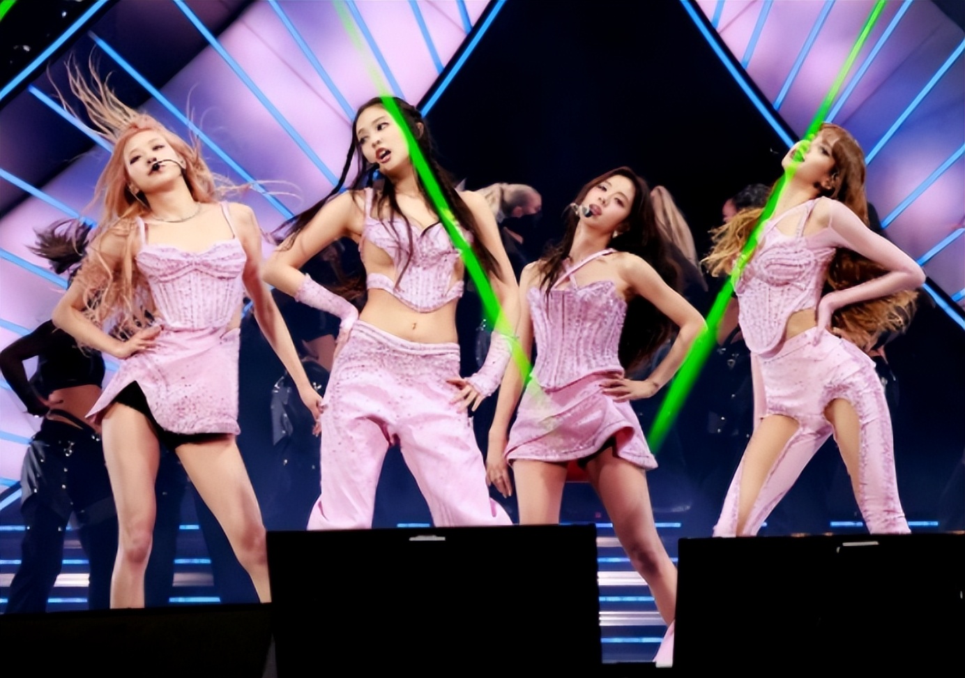 韩国女明星露肩上衣 (韩国女星露肩上衣)