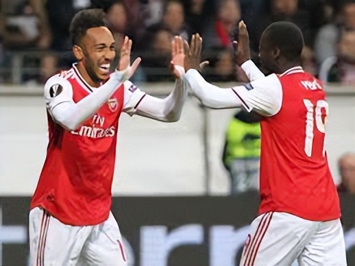 前锋的交织绝妙舞蹈：创造神奇进攻的搭配乐章