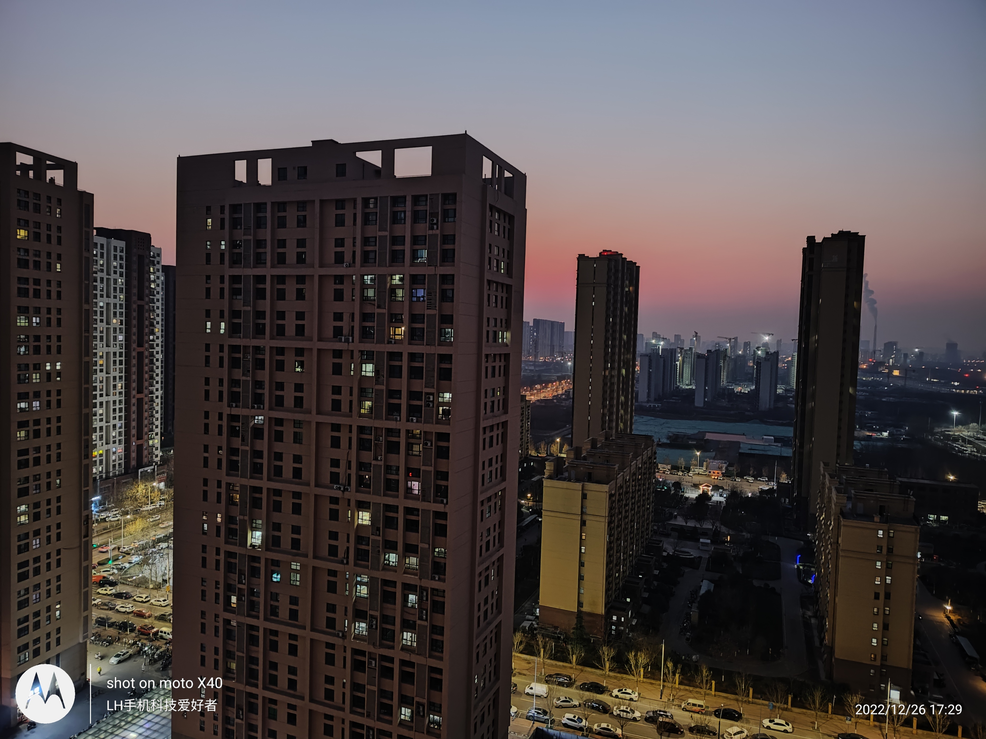 motox40屏幕测评,四曲面屏高级感