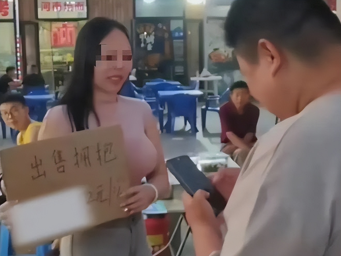 女人摆摊暴利行业,美女创业摆摊44天收入惊人