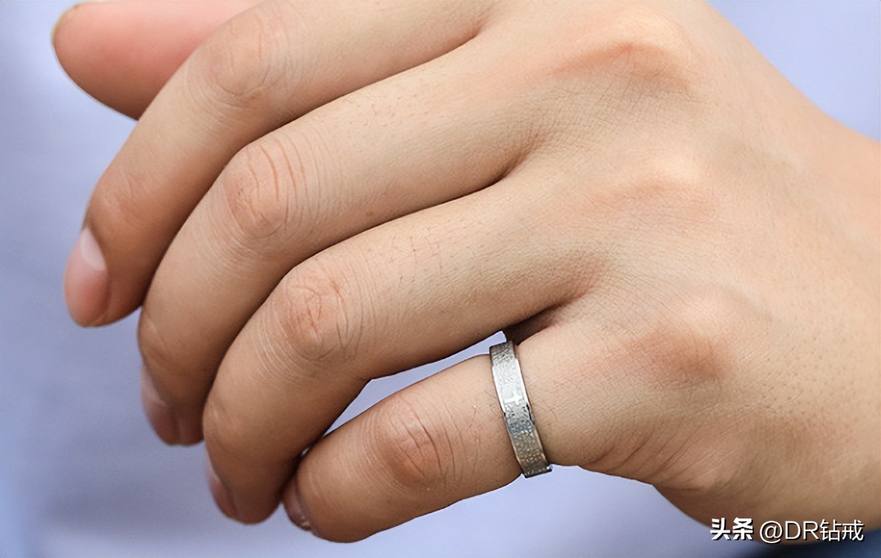 钻戒戴手上什么样的戒圈是适合的,铂金尾戒男款钻戒