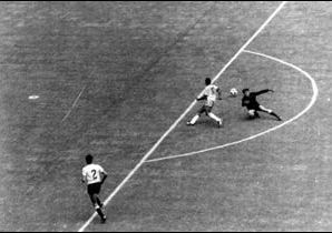 世界公认的三位球王,巴西球王贝利哪一个球踢得最好